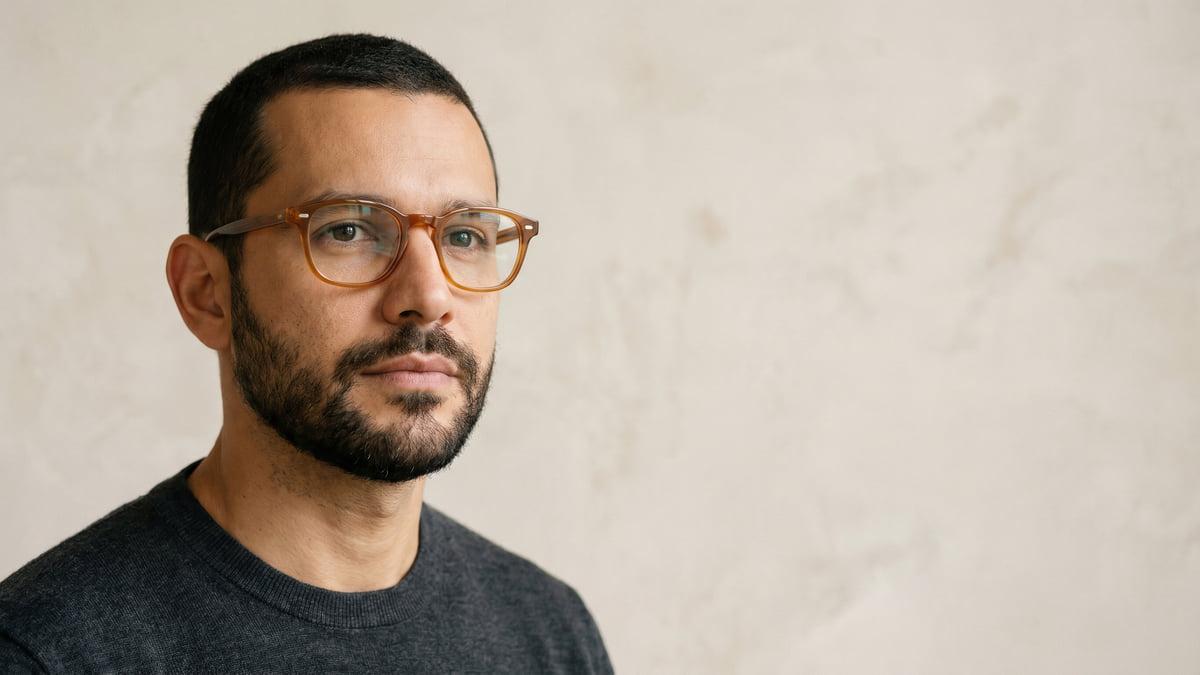 Homem de barba usando óculos de armação acetato tartaruga proporcionada ao formato do rosto